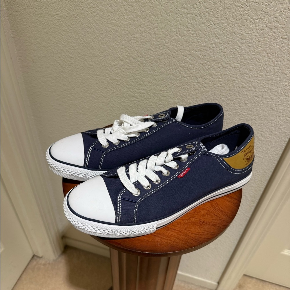 Levi's Navy and Tan Casual Sneakers